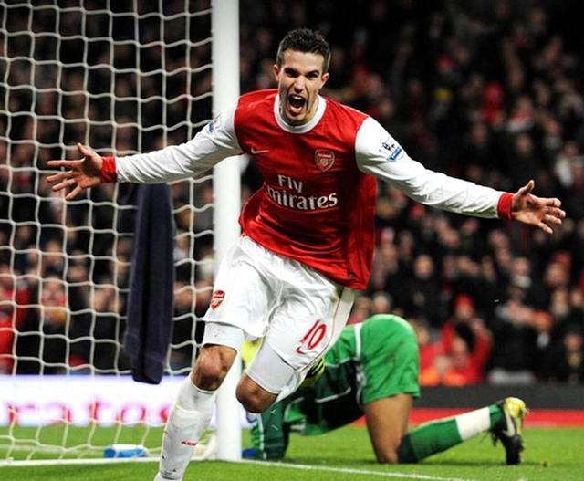 欧联比赛中一球员嘲讽对手鼻子形状，多名队友上前打抱不平